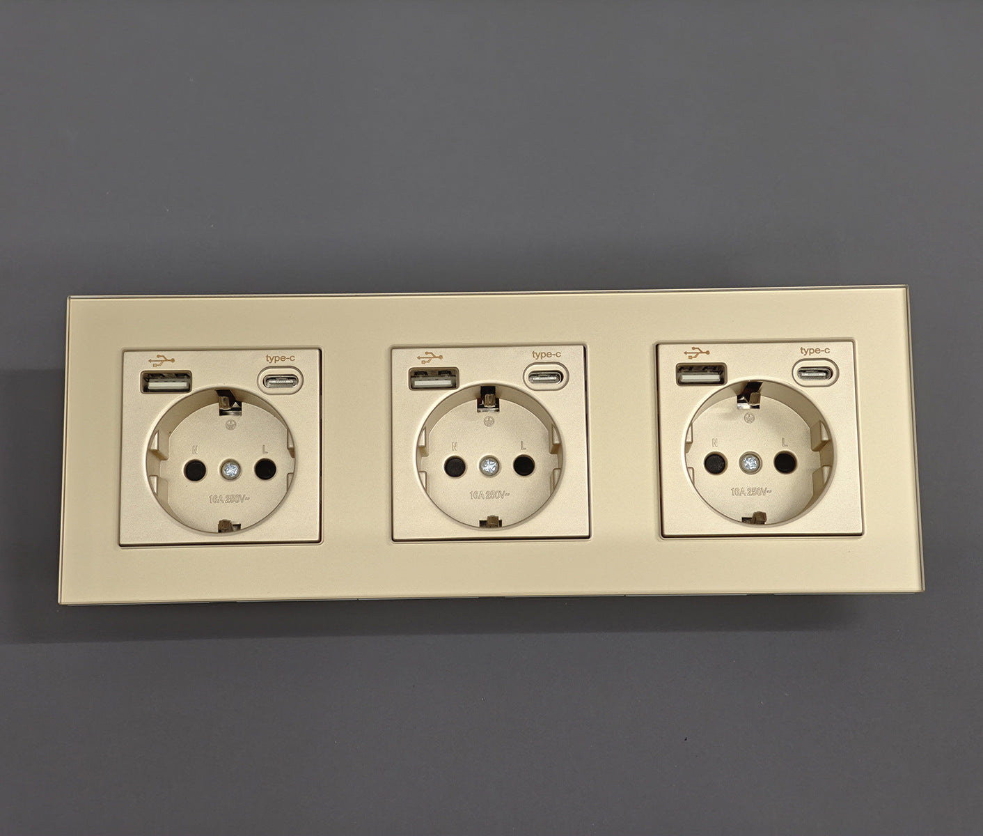 AnjieloSmart European standard wall power socket with USB and Type-C charging ports (German standard).